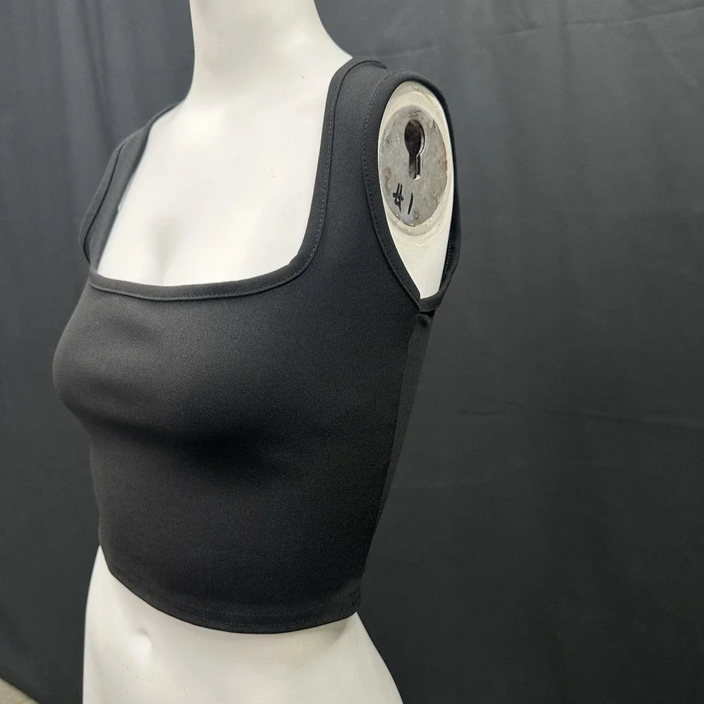 Pretty Little Thing Women's‎ Size 4 Black Ribbed Shape Scoop Neck Crop Top NWT - Picture 2 of 5